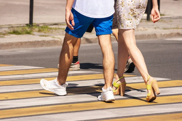 Peatones Cruzando Calle Paso Peatones Ciudad Soleado Día Verano — Foto de Stock