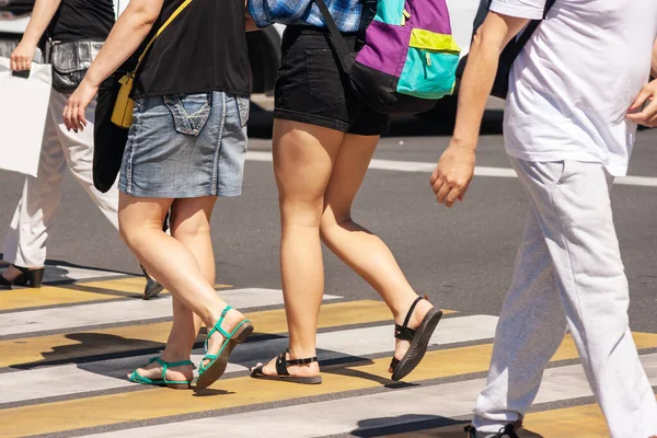 Pedestrians Crossing Road Crosswalk City Sunny Summer Day — Stock Photo, Image