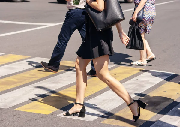 Peatones Cruzando Calle Paso Peatones Ciudad Soleado Día Verano — Foto de Stock