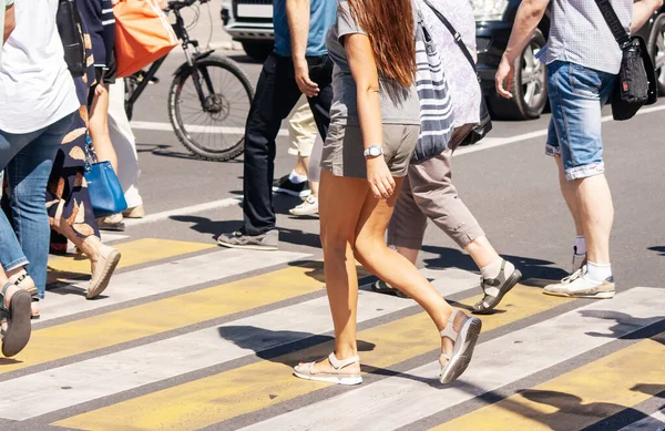 Mensen Steken Straat Bij Voetgangersoversteek Zonnige Zomerdag — Stockfoto