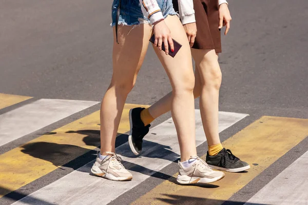 Piernas Jóvenes Peatones Caminando Paso Peatones Ciudad Día Verano — Foto de Stock