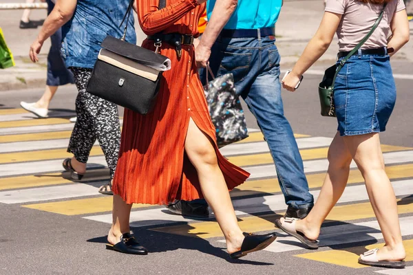 Människor Korsar Gatan Vid Övergångsstället Solig Sommardag — Stockfoto