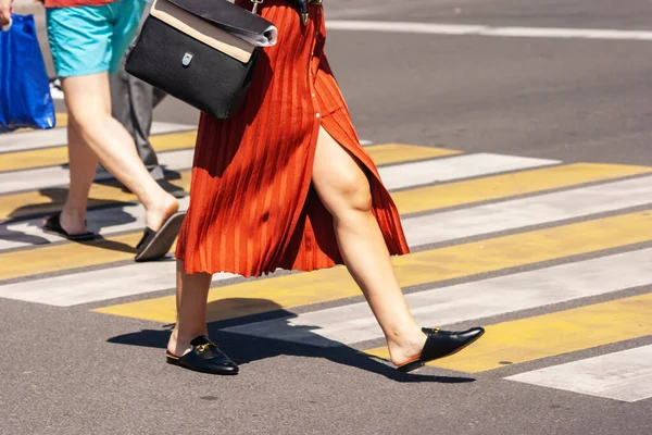 Mulher Cruzando Estrada Uma Passarela Cidade Dia Verão Pernas Close — Fotografia de Stock