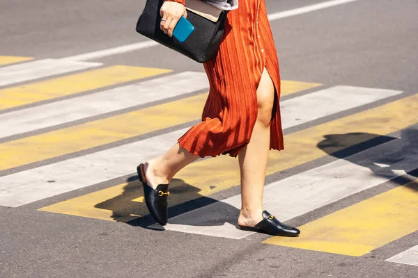 Femme Traversant Route Passage Piétonnier Dans Ville Jour Été Jambes — Photo