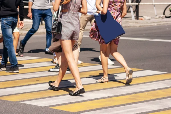 夏日晴天 人们在人行横道上穿过马路 — 图库照片