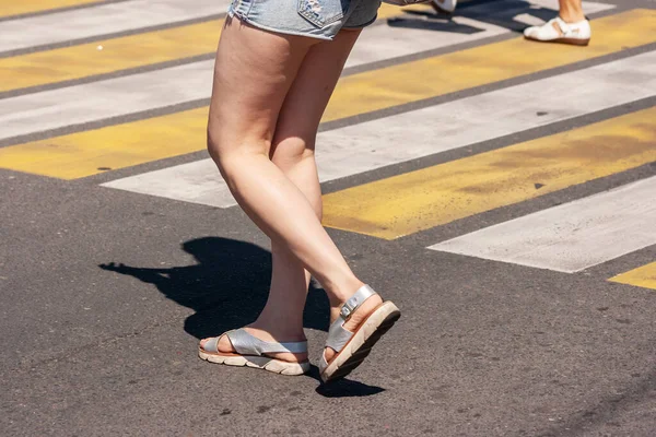 Mujer Cruzando Calle Paso Peatones Ciudad Día Verano Piernas Primer — Foto de Stock