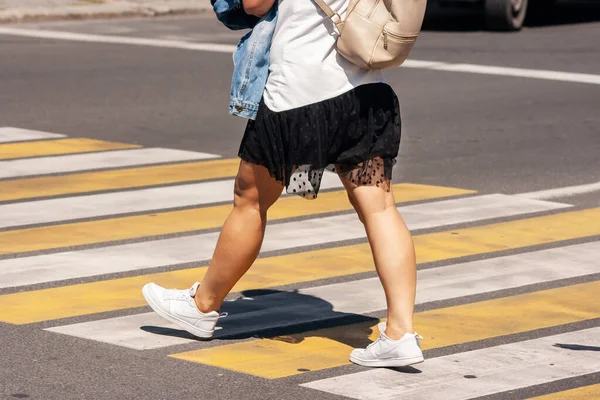 Mulher Cruzando Estrada Uma Passarela Cidade Dia Verão Pernas Close — Fotografia de Stock