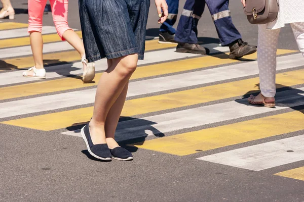 Persone Che Attraversano Strada Passaggio Pedonale Nella Soleggiata Giornata Estiva — Foto Stock