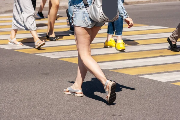 Fotgängare Korsar Vägen Vid Korsning Staden Solig Sommardag — Stockfoto