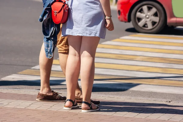 Pedestres Esperando Para Atravessar Estrada Dia Ensolarado Verão — Fotografia de Stock