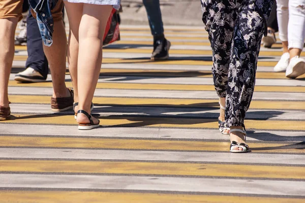 Personas Cruzando Calle Cruce Peatonal Soleado Día Verano — Foto de Stock