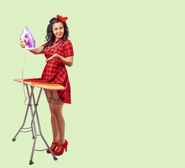 Junge Schöne Lächelnde Frau Beim Bügeln Ihres Kleides Pin Stil — Stockfoto