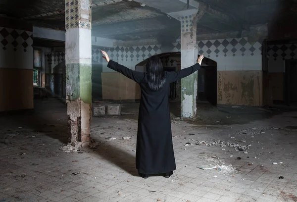 Gothic Brunette Woman Raising Her Hands Standing Back Large Empty — Stock Photo, Image