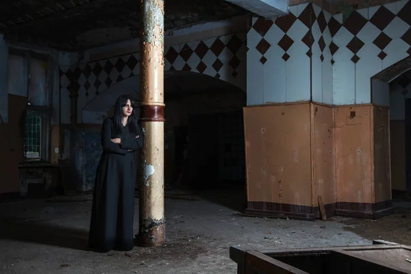 Gotická Brunetka Žena Stojí Opřena Sloup Velkém Prázdném Sále Temného — Stock fotografie