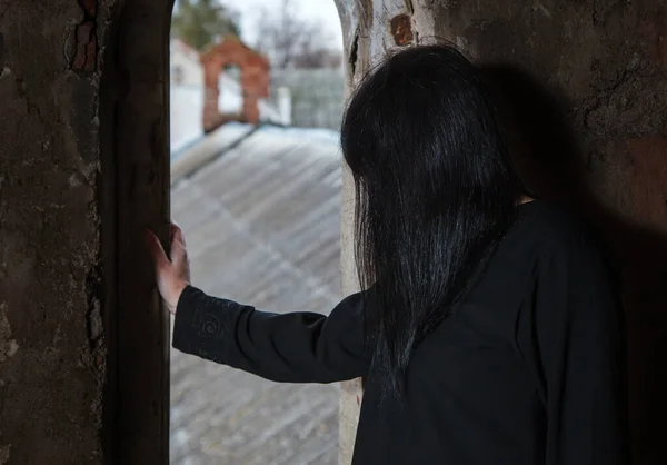 Gothic Brunette Vrouw Staat Bij Het Raam Zolder Van Donker — Stockfoto