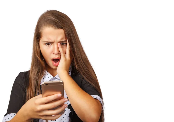 Rozhořčený Dospívající Brunetka Dívka Dívá Displej Smartphone Detailní Izolované Bílém Stock Fotografie