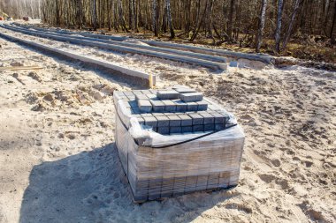 Güneşli bahar gününde ormanda yeni bir modern yol inşaatı