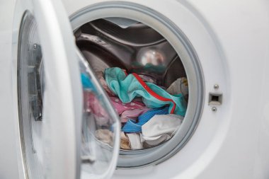 Çamaşır bezleri çamaşır makinesine yüklendi.