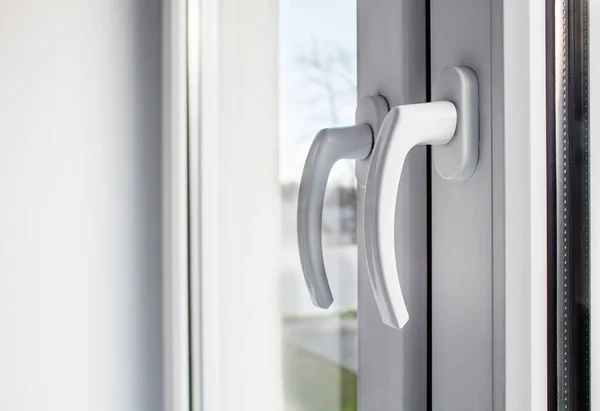 Kapalı Beyaz Plastik Pencerenin Kapı Kolları — Stok fotoğraf