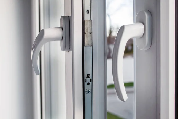 Açık Beyaz Plastik Pencerenin Kapı Kolları — Stok fotoğraf