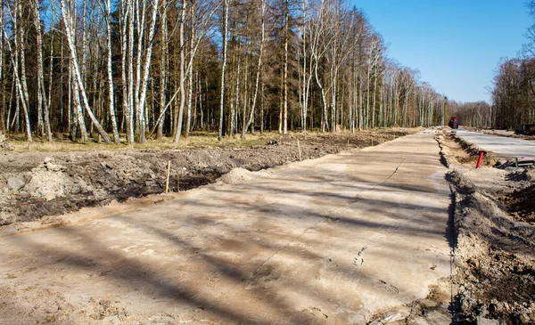 Construção Uma Nova Estrada Moderna Floresta Dia Ensolarado Primavera — Fotografia de Stock