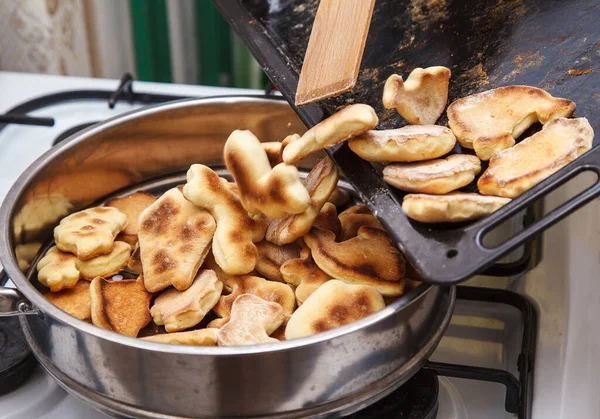 Frau Backt Der Küche Selbst Gebackene Plätzchen Coronavirus Quarantäne Nahaufnahme — Stockfoto