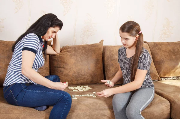 Mutter Und Tochter Spielen Dominosteine Während Sie Hause Auf Dem — Stockfoto