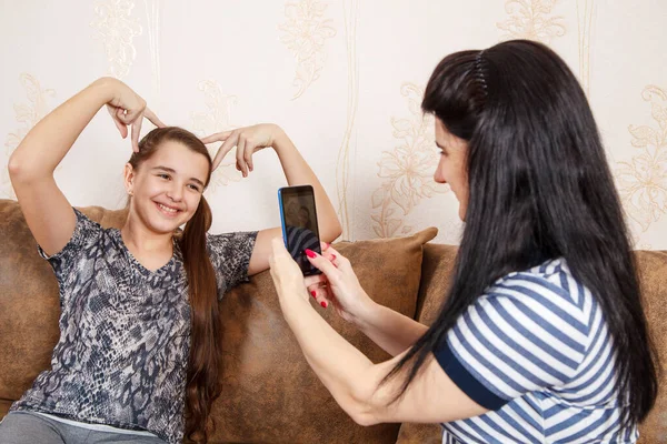 Mutter Fotografiert Tochter Mit Smartphone Während Sie Hause Auf Dem — Stockfoto
