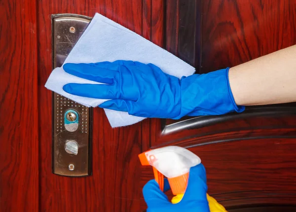 女人在家里给门把手消毒 验尸官检疫 拍手特写 — 图库照片