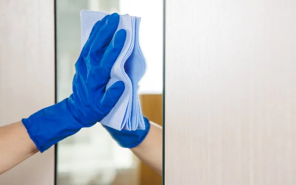 Mujer Limpia Espejo Una Habitación Cuarentena Del Coronavirus Mano Primer — Foto de Stock