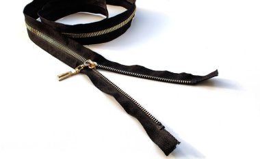 Tek metal beyaz arkaplanda fermuarı açar.