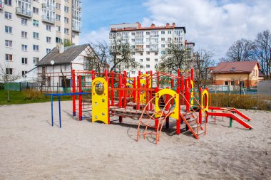 Güneşli bahar gününde boş karantina altındaki oyun alanı
