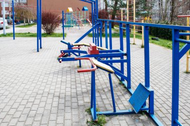 Güneşli bahar gününde boş karantina altındaki spor sahası