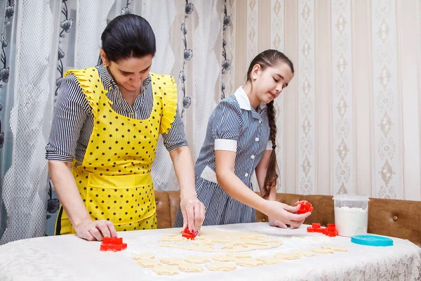 ママと娘はキッチンで自家製クッキーを焼く コロナウイルスの隔離 — ストック写真