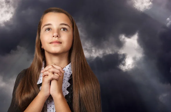 Porträt Eines Brünetten Mädchens Das Mit Gefalteten Händen Auf Dunklen — Stockfoto