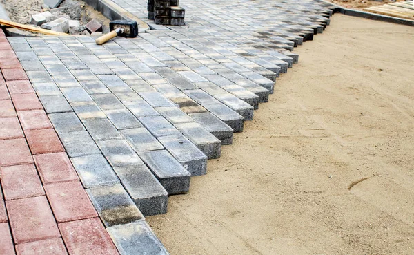 Construção Uma Nova Calçada Moderna Feita Azulejos Livre Dia Ensolarado Imagens De Bancos De Imagens Sem Royalties