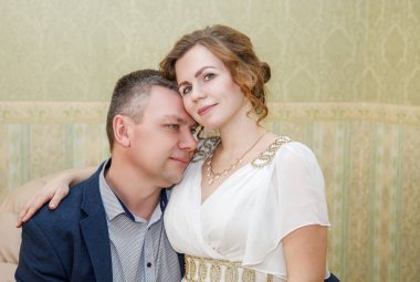 Evlilikte belediye binasında sandalyede oturan iki aşık var. Portre yakın plan