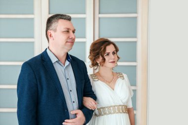 Evlenme masasında oturan aşıklar.