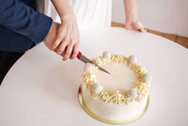 Yeni evliler düğün pastasını kestiler. Eller yukarı.