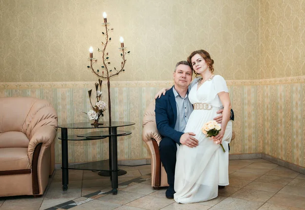 Pareja Amantes Posando Sentado Silla Salón Prefectura Matrimonio —  Fotos de Stock