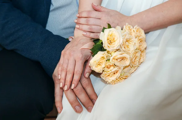 Mains Des Jeunes Mariés Avec Bouquet Mariage Intérieur Gros Plan — Photo