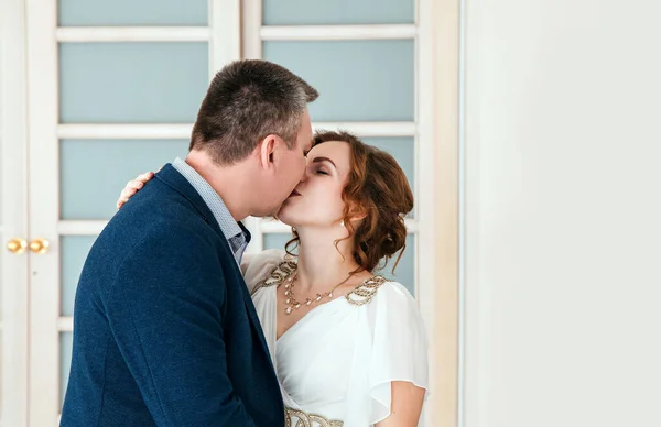 Casal Amantes Beijando Prefeitura Casamento Close — Fotografia de Stock