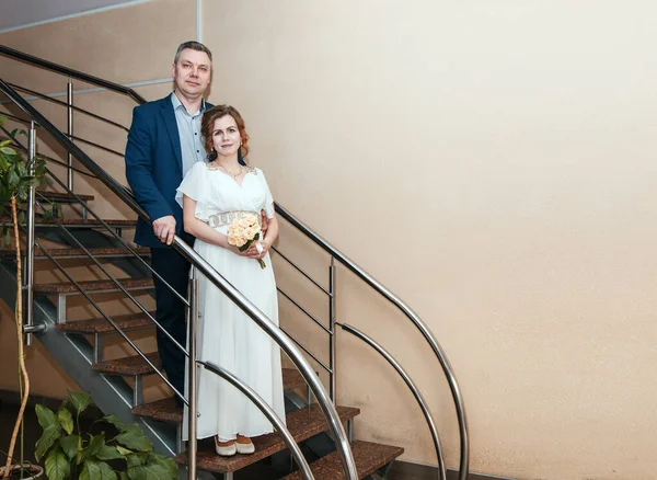 Pareja Amantes Pie Escalera Salón Prefectura Matrimonio —  Fotos de Stock