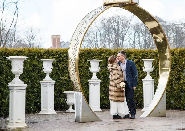 Pareja Recién Casada Besándose Parque Ciudad Principios Primavera Día Nevado —  Fotos de Stock