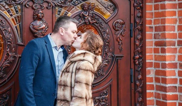 Sposi Che Baciano Vicino Alla Porta Del Castello Nel Parco — Foto Stock