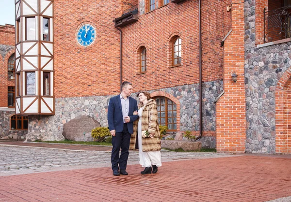 Pareja Recién Casados Pie Cerca Del Castillo Parque Ciudad Los —  Fotos de Stock