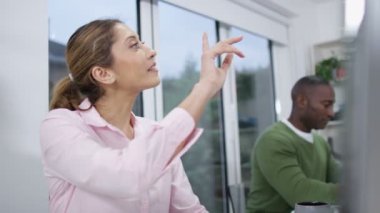 Bilgisayar üzerinde çalışan öğrenci