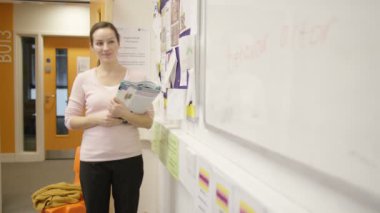 Kız Beyaz tahtada yazılı