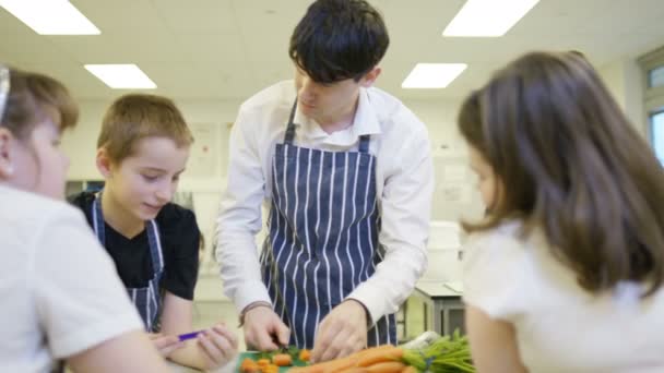 Profesor enseñando a los alumnos en la clase de cocina — Vídeo de stock