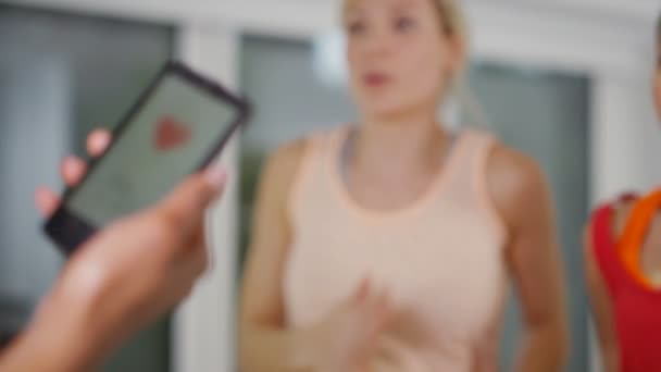 Fitness instructor using app to train clients — Αρχείο Βίντεο